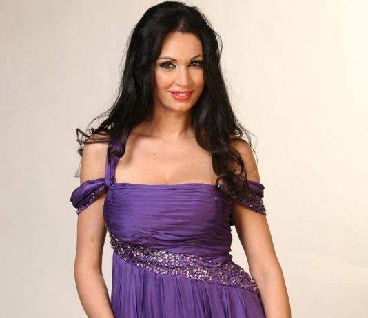 Nicoleta Luciu ii face fetitei gauri in urechi!