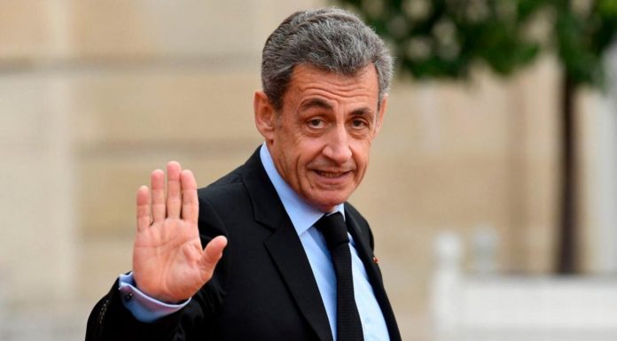 Nicolas Sarkozy si-a intrerupt vacanta pentru pregatirea summit-ului cu Angela Merkel