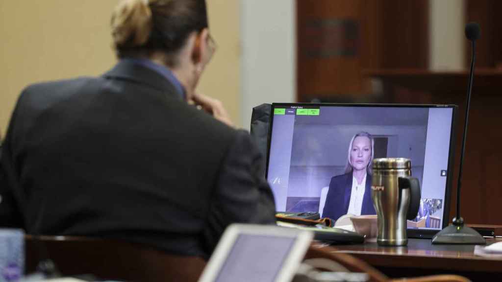 Kate Moss depune marturie la procesul lui Johnny Depp si Amber Heard.