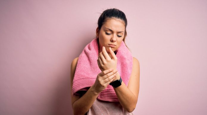 4 sfaturi pentru a evita durerea incheieturii mainii atunci cand faci flotari