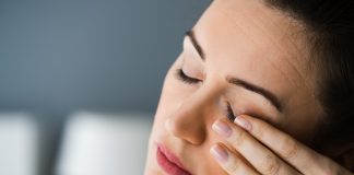 De ce clipesc des din ochi? Cauze și soluții